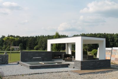 Beton-Carport / Freisitz