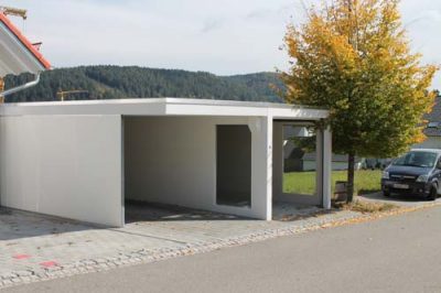 Garage mit Carport und Vordach