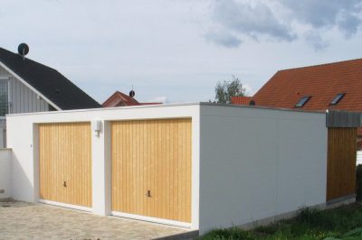 Doppelgarage mit Holzkipptor