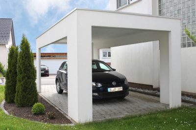 Ein moderner Carport aus Beton macht optisch viel her.